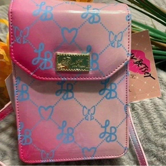 NWT BETSEY JOHNSON PATENT CROSSBODY PHONE  BAG - Picture 1 of 9